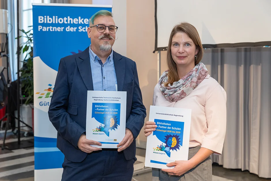 Stephan Ligl (OTH) und Theresa Riedhammer (UBR) haben das Gütesiegel entgegengenommen. 