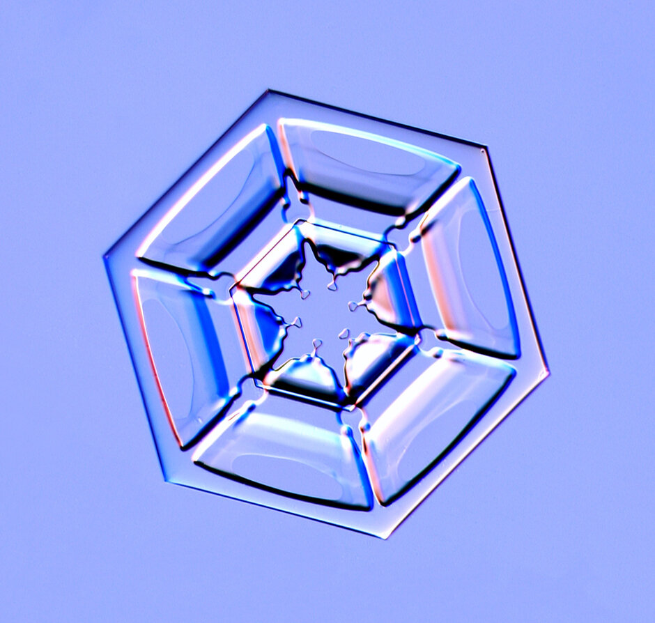 Hexagonaler Schneekristall (Aufnahme: Kenneth Libbrecht) (öffnet Vergrößerung des Bildes)