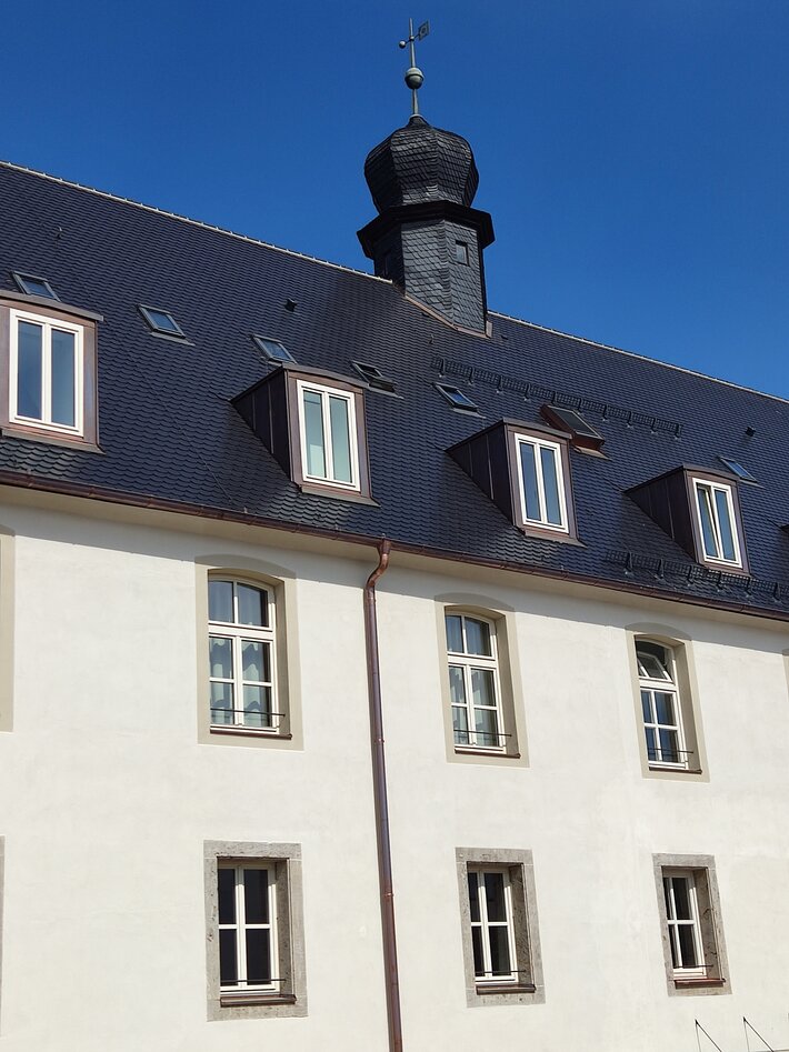 outer view of the building with windows (öffnet Vergrößerung des Bildes)
