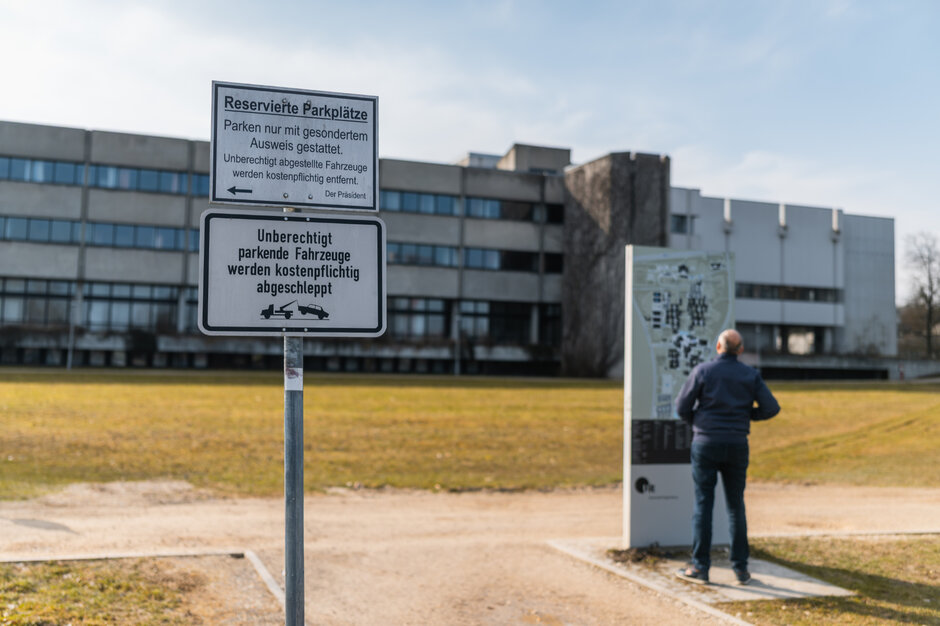 Ein Hinweisschild informiert darüber, dass der Betrachte vor reservierten Parkplätzen steht, auf denen das Parken nur mit gesondertem Ausweis gestattet ist. Ein zweites Schild besagt: "Unberechtigt parkende Fahrzeuge werden kostenpflichtig abgeschleppt." 