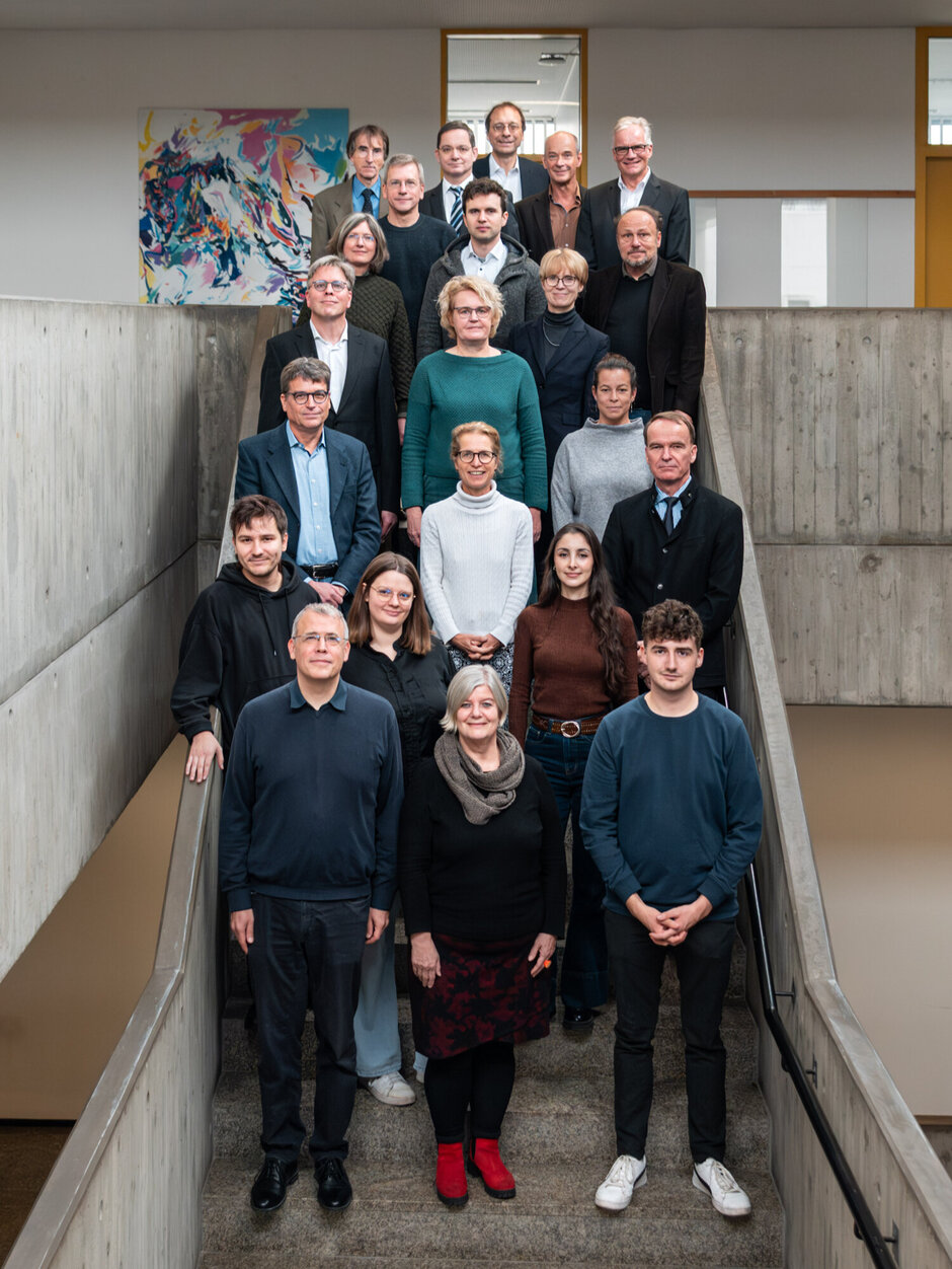 Eine Gruppe von rund 20 Personen posiert auf einer Treppe für ein Gruppenfoto. (opens enlarged image)