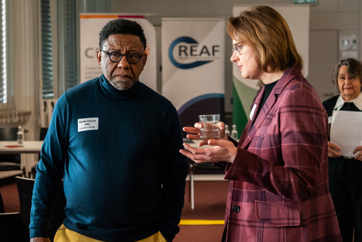 Prof. Randal Maurice Jelks und Dr. Birgit Hebel-Bauridl im Gespräch in einer Tagungspause. (öffnet Vergrößerung des Bildes)
