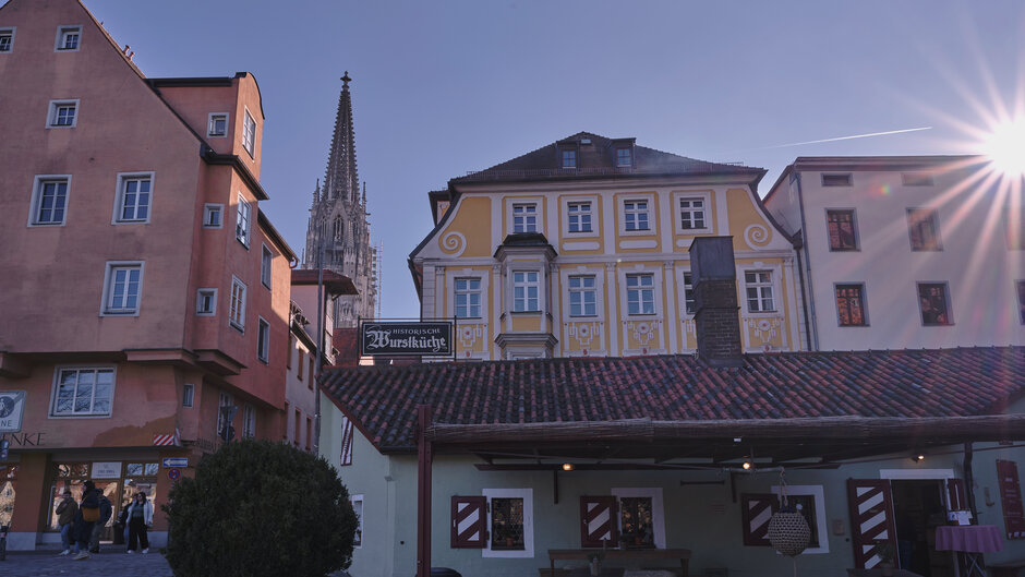 Historische Häuserfassaden in der Regensburger Altstadt an einem sonnigen Winterabend. Im Hintergrund einer der Dom-Türme. (opens enlarged image)