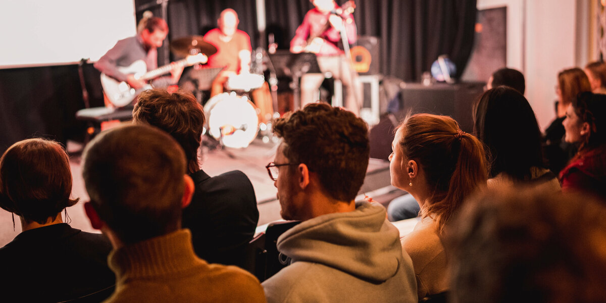 Publikum vor der Bühne der Veranstaltung "Uni goes Downtown".