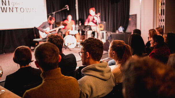 Publikum vor der Bühne der Veranstaltung "Uni goes Downtown".