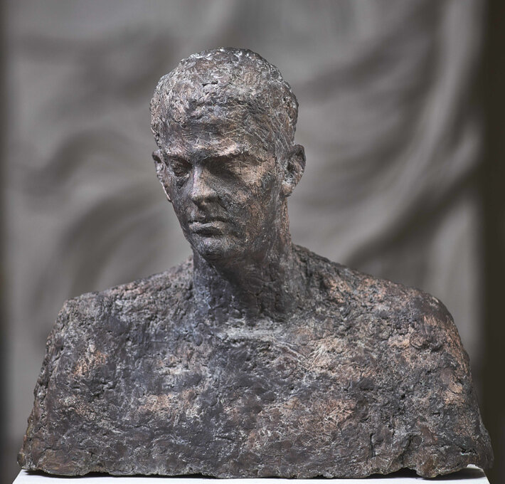 Bronzeplastik des Oberkörpers eines Mannes; die Skulptur hat eine raue Oberfläche. (öffnet Vergrößerung des Bildes)