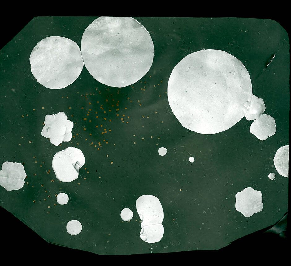 Hagel mit vergraupelten, hexagonalen Schneekristallen (öffnet Vergrößerung des Bildes)