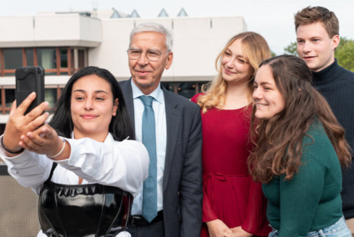 Eine junge Frau macht ein Selfie von sich uns weiteren vier Personen. (öffnet Vergrößerung des Bildes)