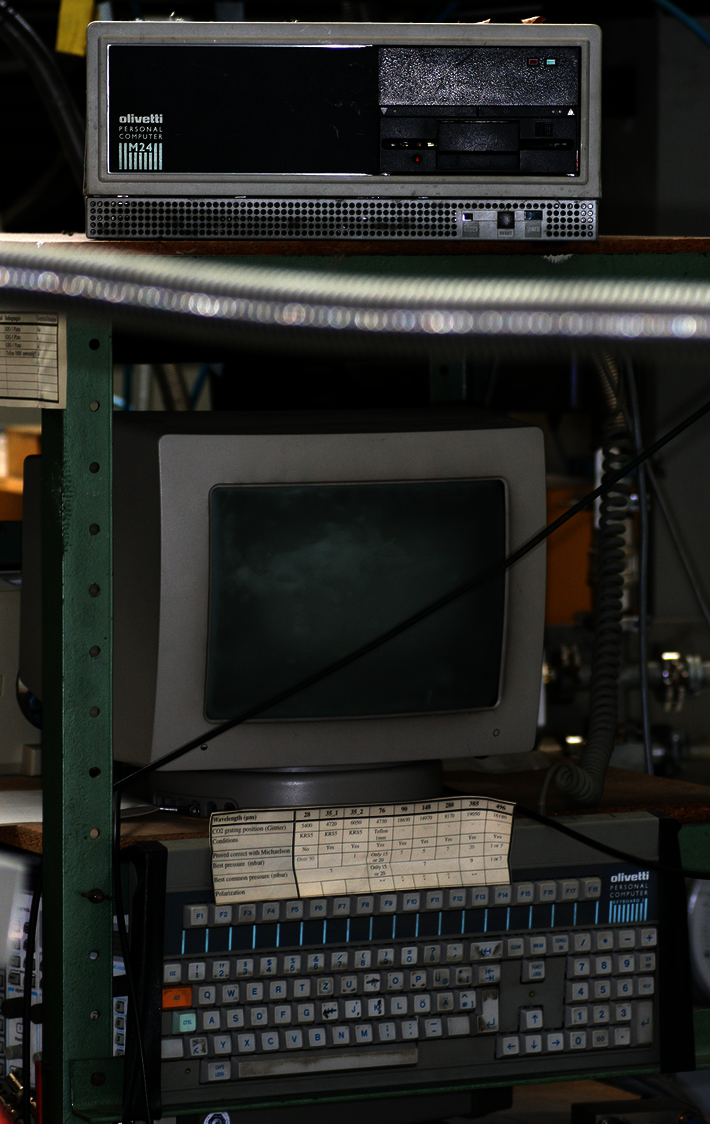 Olivetti M24 als Laborrechner ([oben:] Recheneinheit mit 5.25" Diskettenlaufwerk, [mitte:] Bildschirm EGA, [unten hochgekippt] Tastatur) - Olivetti war zu Beginn der MS/PC-DOS-Zeit nach IBM der größte PC-Hersteller (öffnet Vergrößerung des Bildes)