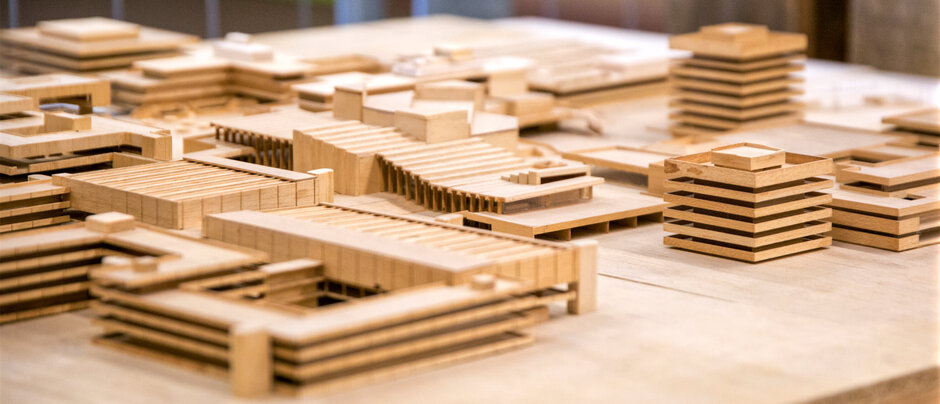 Architekturmodell aus Holz vom Uni-Campus; das Foto ist verlinkt mit den Gebäudeplänen im Intranet.