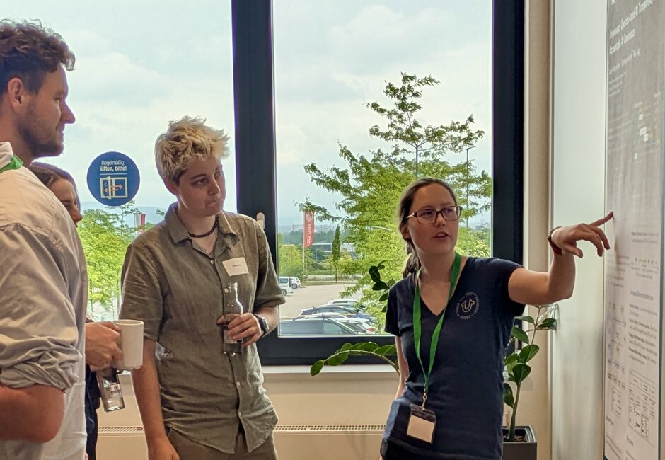 Dominique Hausler zeigt auf der WiDS auf ein Plakat