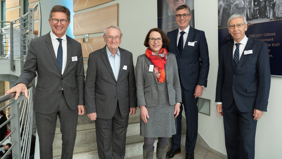 Gruppenfoto mit fünf Personen in formeller Kleidung. (öffnet Vergrößerung des Bildes)