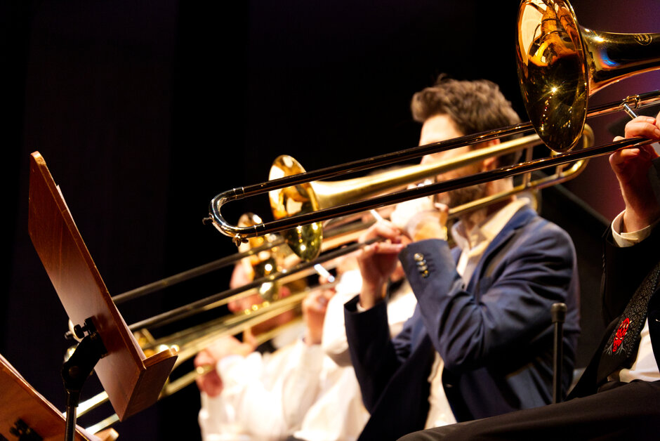 Posaunisten spielen ihre Instrumente