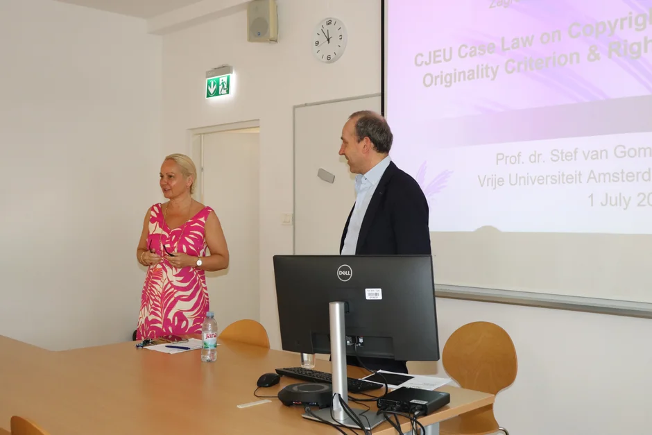 Referen Stef-van-Gompel wird den Teilnehmenden der Sommerschule zum Thema „Copyright Law in the Digital Era: Media, Creativity and AI” an der Juristischen Fakultät der Universität Zagreb vorgestellt