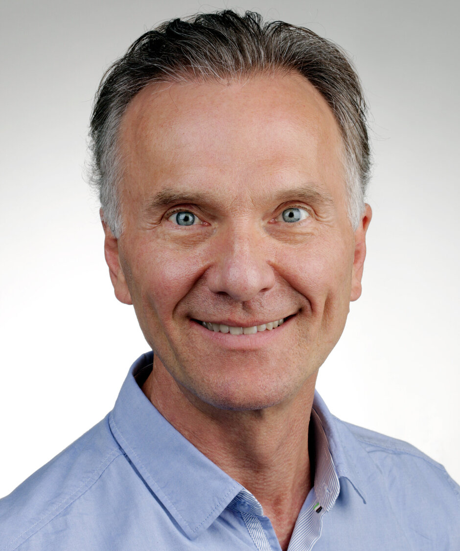 Porträt eines Mannes mit blauem Hemd (öffnet Vergrößerung des Bildes)