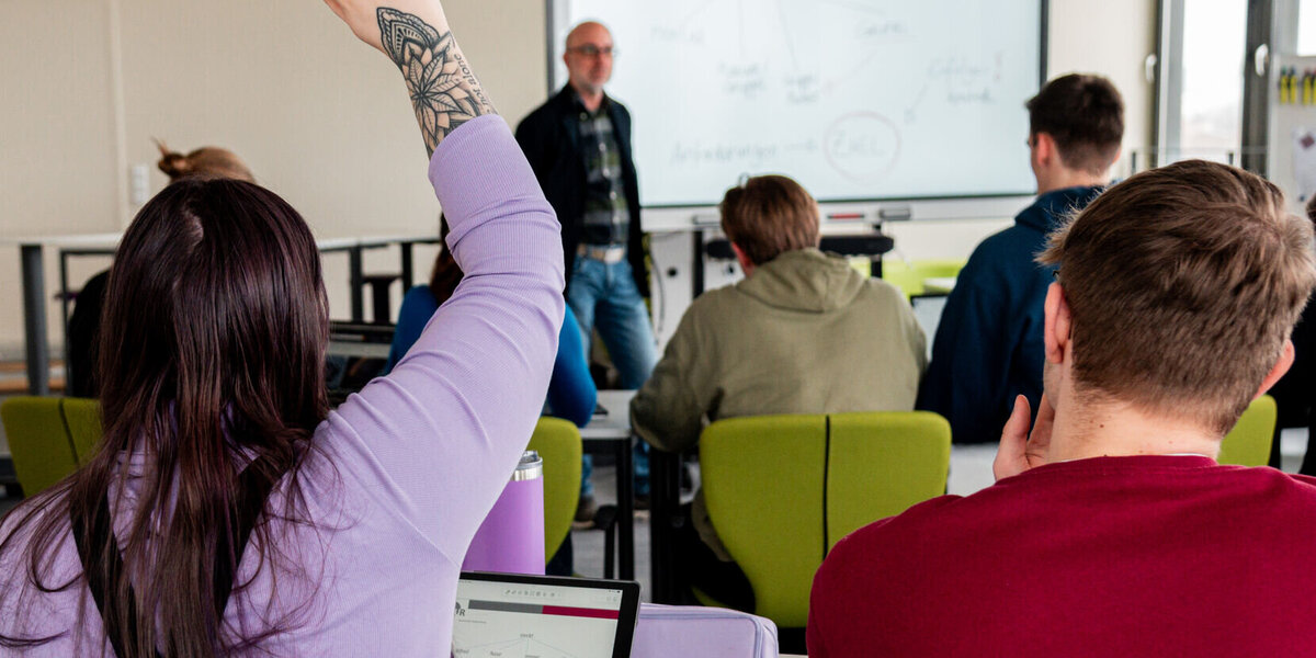 Studentin meldet sich im Seminar an der Uni Regensburg