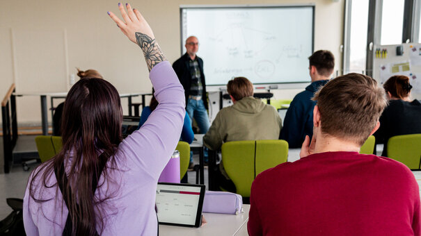 Studentin meldet sich im Seminar an der Uni Regensburg