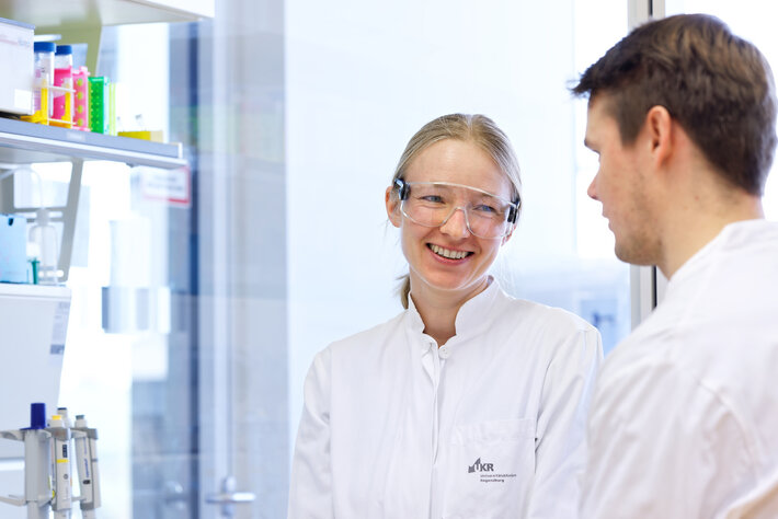 zwei Personen im Labor (öffnet Vergrößerung des Bildes)