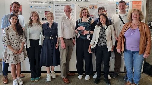 hinten von links nach rechts: Jannik Steinwender M.A., Svenja Stubner, Lisa-Marie Geltinger M.A., Prof. Dr. Stephan Bierling, Charlotte Nachtmann M.A., Maximilian Guggenthaler, Mario Mandlik M.A.vorne von links nach rechts: Schad-Lina Kadir, Beate Rieder B.A., Karin Reindl (Sekretärin)