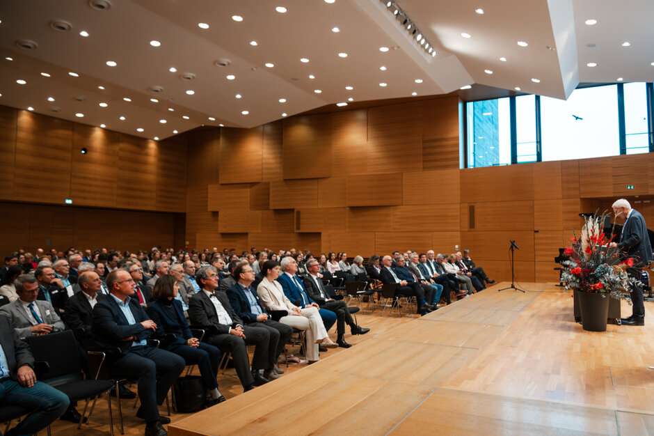 Präsident Hebel spricht am Rednerpult zum Publikum in Hörsaal H 24 im Vielberth-Gebäude (öffnet Vergrößerung des Bildes)