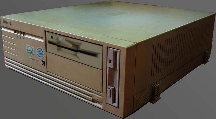 AcerMate 600 mit zwei Floppy-Laufwerken (5.25" horizontal und 3.5" vertikal) (öffnet Vergrößerung des Bildes)