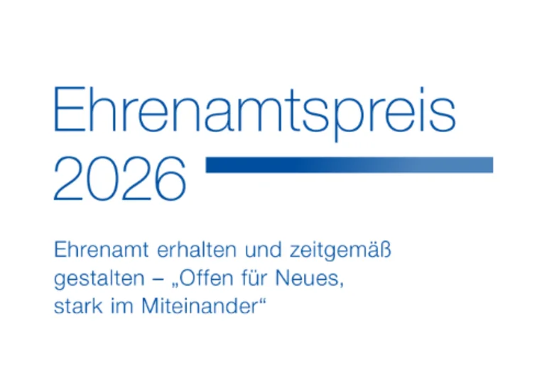 Das Bild zeigt den Schriftzug "Ehrenamtspreis 2026. Ehrenamt erhalten und zeitgemäß gestalten - 'Offen für Neues, stark im Miteinander'".