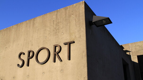 Gebäude, auf dem "Sport" steht