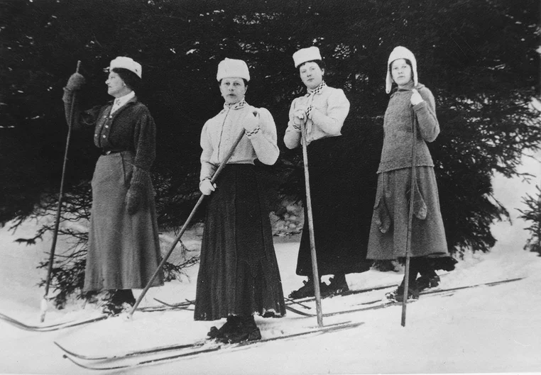 Lehrerinnen beim Skifahren (öffnet Vergrößerung des Bildes)