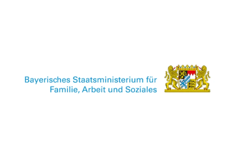 Das Bild zeigt den Schriftzug "Bayerisches Staatsministerium für Familie, Arbeit und Soziales" und rechts daneben das bayerische Wappen.