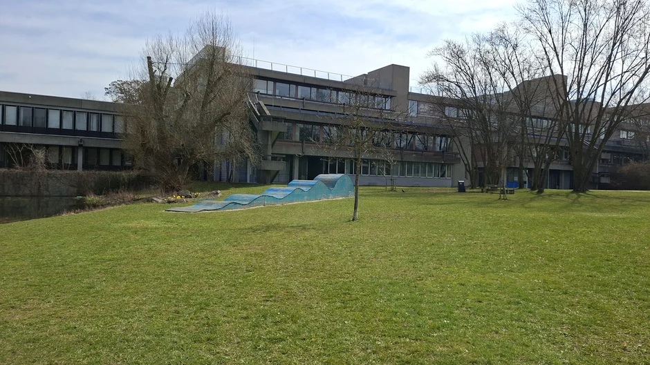 Das Kunstwerk "Die blaue Welle" am Campus der Universität Regensburg.