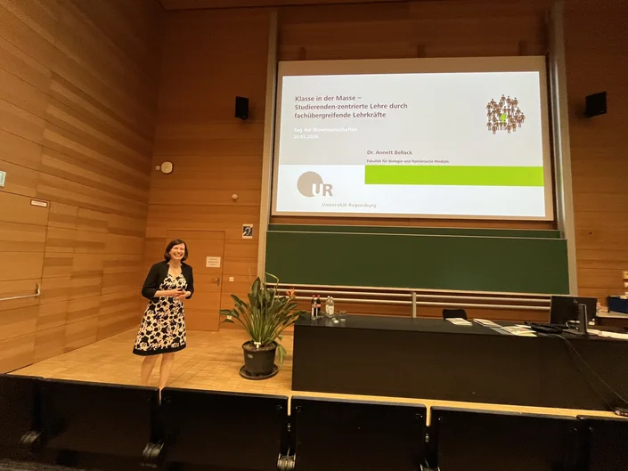 Dr. Annett Beilack hielt einen Vortrag über „Klasse in der Masse - Studierenden-zentrierte Lehre durch fachübergreifende Lehrkräfte"