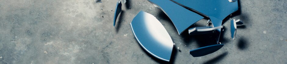 Scherben eines blauen Tellers auf dem Fußboden