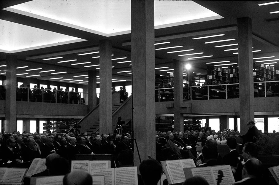 Gäste und Musiker im Lesesaal, Blick nach Nordosten (öffnet Vergrößerung des Bildes)