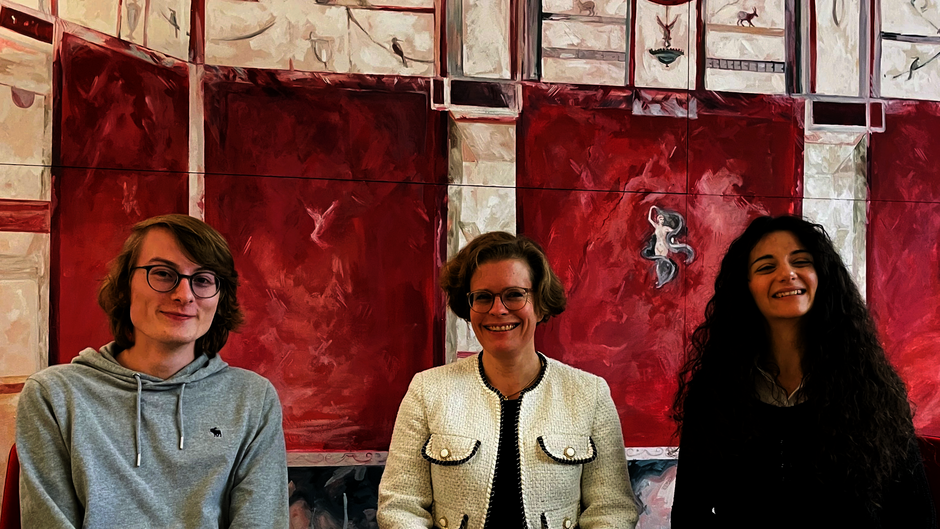 v.l.n.r.: Mario Sommer, Prof. Dr. Angela Ganter, Elena Eusebi (öffnet Vergrößerung des Bildes)