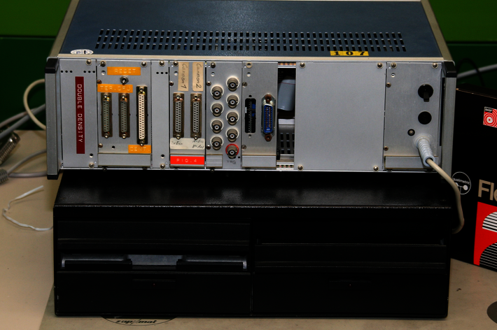 ECB Microcomputer oberhalb eines 8"-Doppel-Diskettenlaufwerks (öffnet Vergrößerung des Bildes)