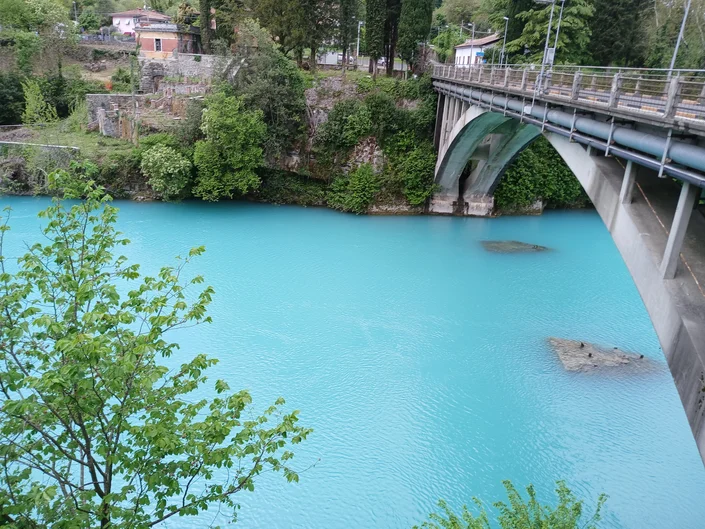 Blick auf einen hell-türkisen Fluss. Seitlich ist eine Brücke erkennbar.  (öffnet Vergrößerung des Bildes)