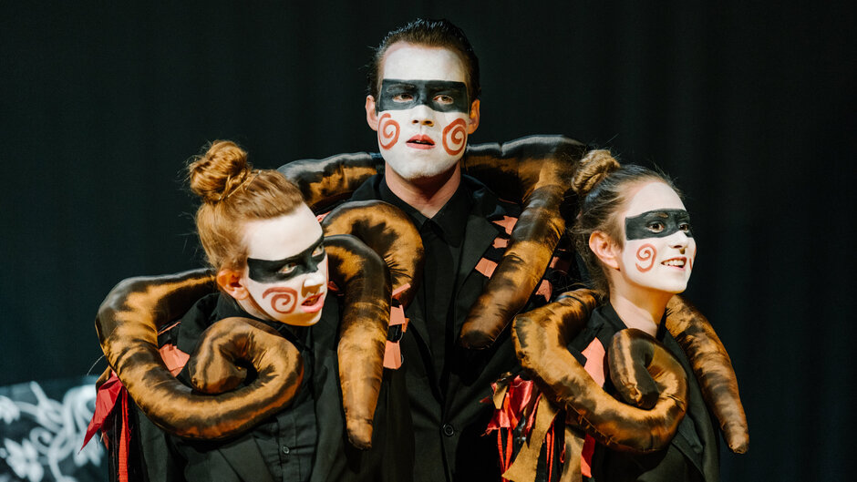 Drei Schauspieler*innen in Bühnenkostümen während einer Aufführung des Stücks "König Ubu". 