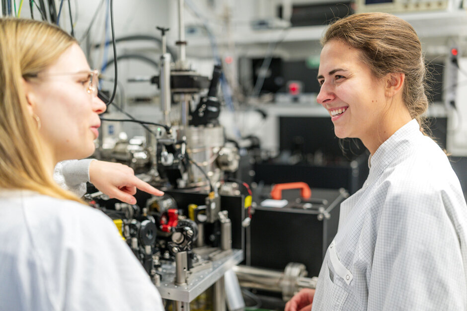 Zwei Frauen an Großgerät der Physik. (öffnet Vergrößerung des Bildes)