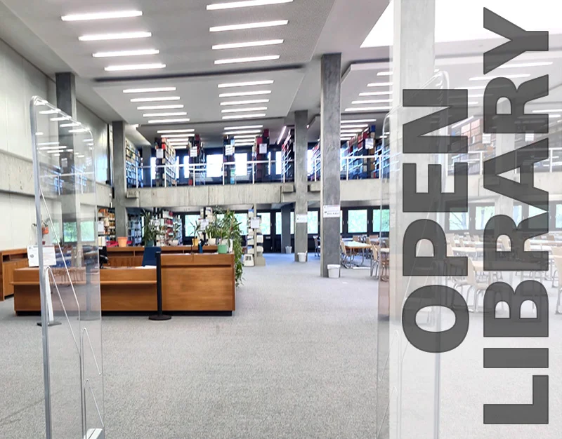 Open Library: Blick in den Lesesaal Recht 2 mit Ausleihtheke, Arbeitsplätze und Bücherregale auf zwei Ebenen.