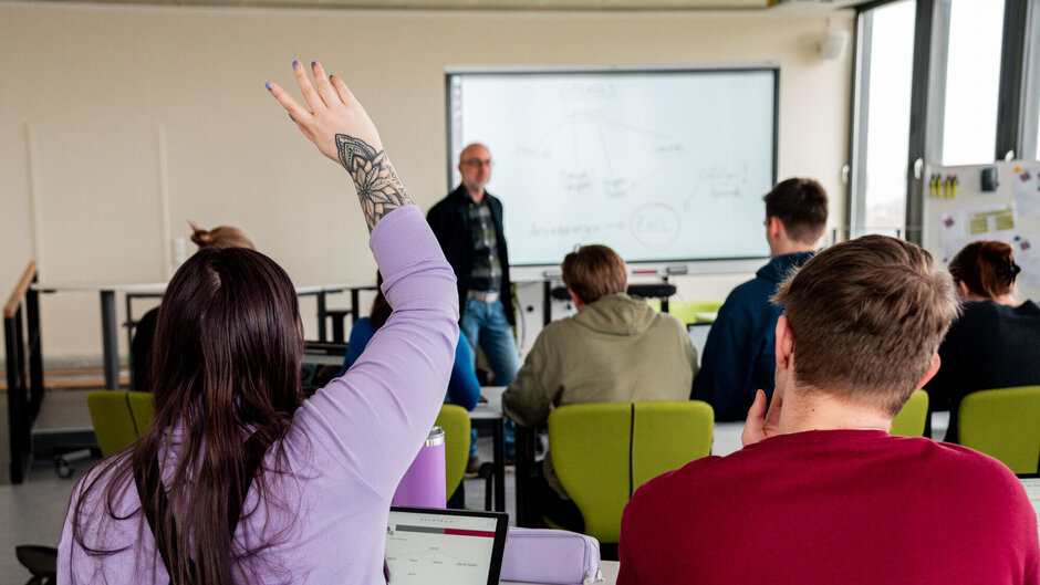 Studierende meldet sich in einem Seminar an der Uni Regensburg