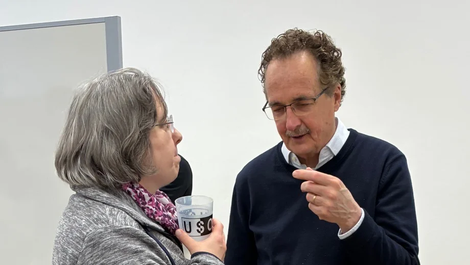 Prof. Dr. Mark Greenlee und PD Dr. Tina Plank im Gespräch beim Bildgebungs-Workshop der Universität Regensburg