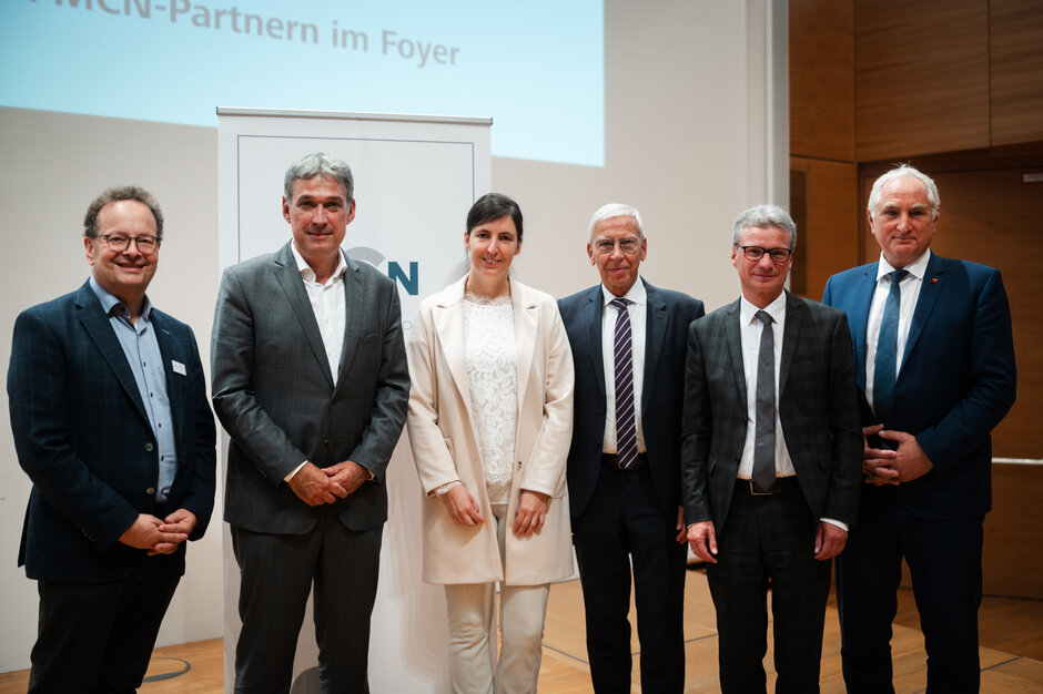 Gruppenfoto mit den verantwortlichen Personen des MedizinCampus Niederbayern