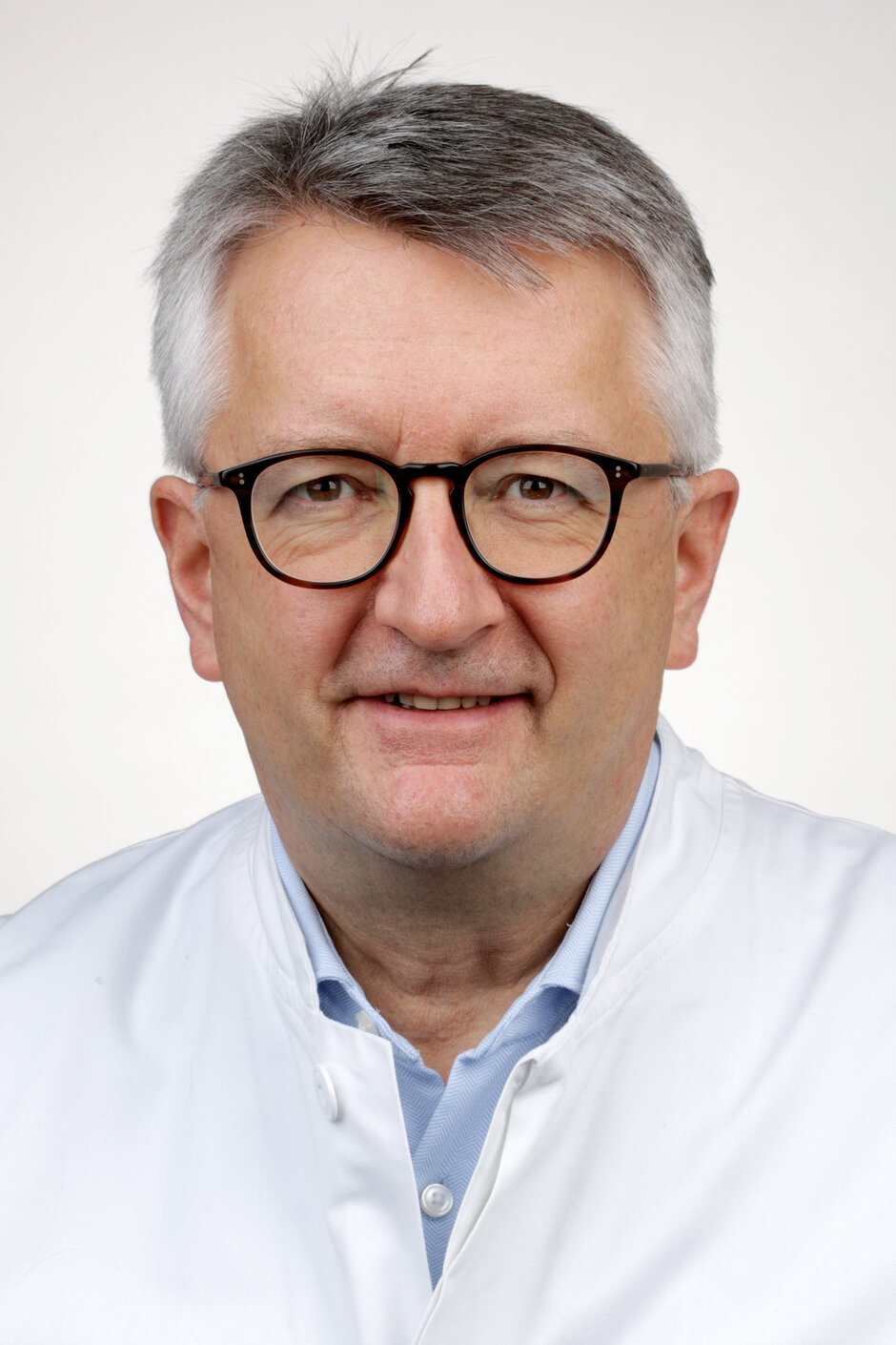 Mann lächelt in Kamera