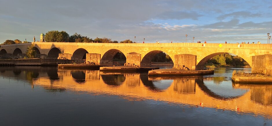 Steinerne Brücke von der Seite fotografiert im Abendlicht