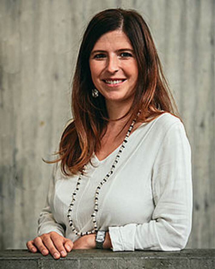 Porträt von Prof. Dr. Lea Cassar. (öffnet Vergrößerung des Bildes)