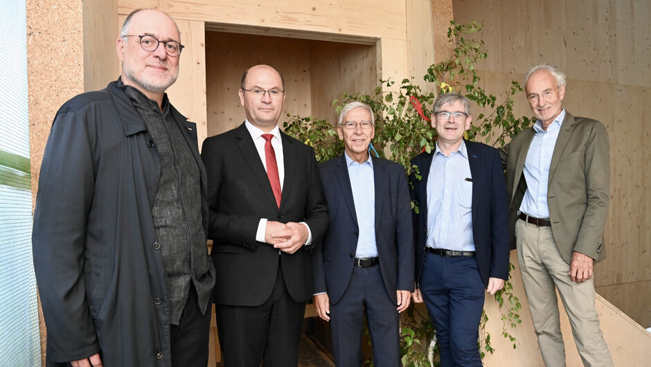 Gruppenfoto mit fünf Männern in einem Neubau. (öffnet Vergrößerung des Bildes)