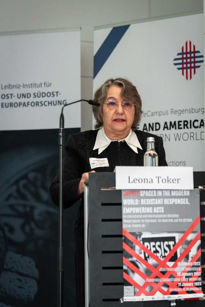Prof. Leona Toker am Rednerpult (öffnet Vergrößerung des Bildes)
