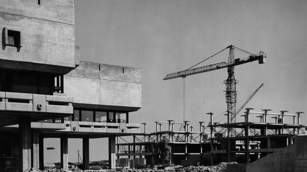 Die Südwestfassade des Allgemeinen Lesesaals mit Verglasung und daneben der halbfertige Rohbau des Rechenzentrums