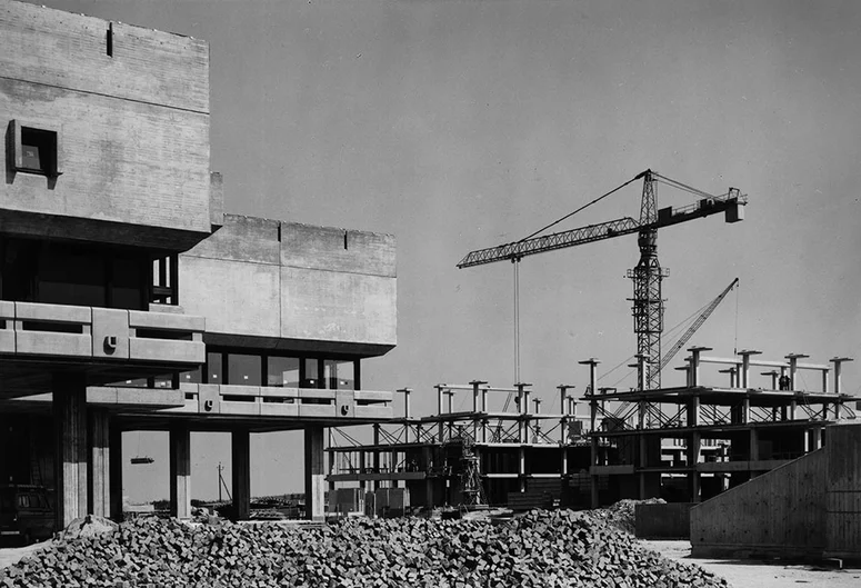 Die Südwestfassade des Allgemeinen Lesesaals mit Verglasung und daneben der halbfertige Rohbau des Rechenzentrums (öffnet Vergrößerung des Bildes)