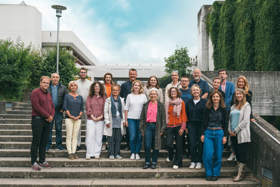 Institutsmitarbeitende an der Campustreppe